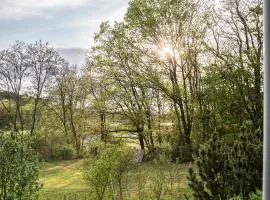 Dom z rustykalną duszą- 4 pokoje - dla 8 - 9 osób, przy granicy, nad rzeką Nysą, z salonem kuchnnym, jadalnią, z dostępem do partyroom, tarasem z widokiem na rzekę,