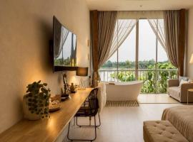 White Wall Riverfront Hotel，位于甘烹碧的酒店