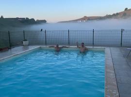 Slow Villa Barbara - Wine Estate with Private Pool, Air Conditioning and Panoramic Views on Castle and Vineyards，位于卡纳莱的酒店