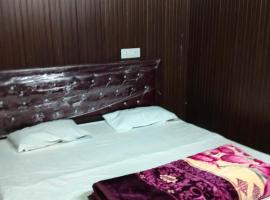 Hotel Navdurge and restorent Cafe，位于Chamoli的酒店
