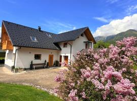Slosarjeva Holiday House - Alpine View & Modern Comfort，位于普雷德沃尔的酒店