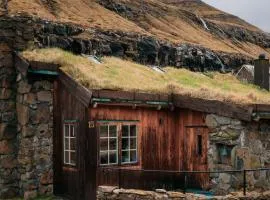 Hjá Lambasímun - driftwood cottage with a soul