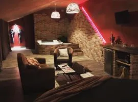 chambre INNAMORATO avec jacuzzi lit rond et jardin avec piscine