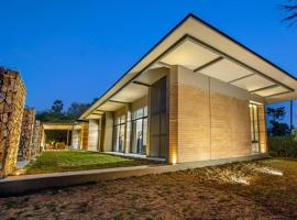 Daksh The Earth House Pavagadh，位于Hālol的酒店
