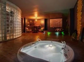 chambre IGNAZIO avec jaccuzi lit rond et jardin avec piscine
