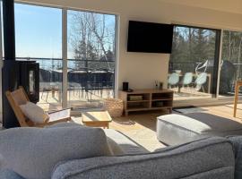 Chalet L'Estuaire, River View, Spa，位于Saint-Joseph-de-la-Rive的酒店