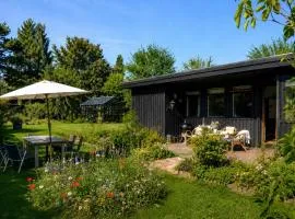 Cozy summer cottage with orangery close to Heatherhill and Beach