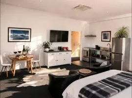 Studio 5- Stylish Stay with Mountain Vista