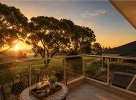 Relaxed Coastal Retreat Walk to Beach