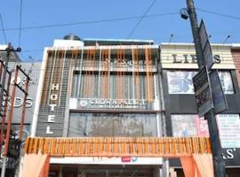 Crown Palace Hotel & Restaurant，位于Hāpur的酒店
