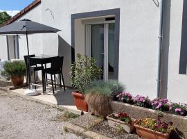 studio Lise Marion, calme,climatisé, parking privé，位于Longeault的酒店