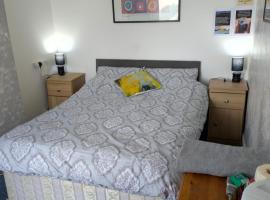 Kettering Town Double Rooms with TV Ideal Professional workers for longer stays Shared bathroom kitchen & Lounge，位于凯特林的酒店