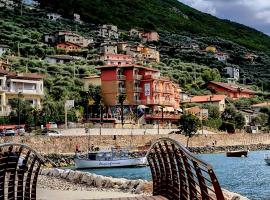 Hotel Firenze 3 Stelle Superior，位于布雷佐内加尔达的酒店