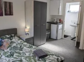 Corby En-suite Rooms NN17 area Ideal Contractors Short & Long stays Opposite Lodge Park Leisure Center Double Rooms