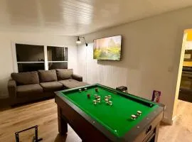 Rare Find Walk to Downtown 1mi to Lake Game Room