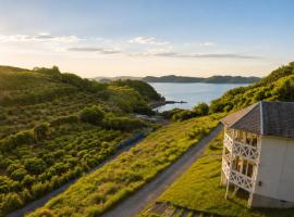 Ultra Private Off Grid Island Villa Near the Beach Mandarin Farm Setting，位于Bizen的酒店