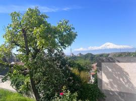 Nana Grand Hotel Yerevan，位于埃里温的酒店