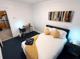 Bachi - Private Room 3 with Parking, Desk & Fast WiFi near Yale, Quinnipiac, SCSU & Hospitals，位于哈姆登的酒店