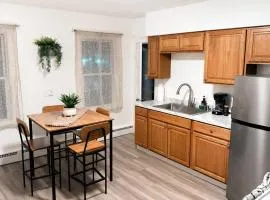 Bachi - Cozy 3BR Apt with Parking, Desk & Fast WiFi near Yale, Quinnipiac, SCSU & Hospitals