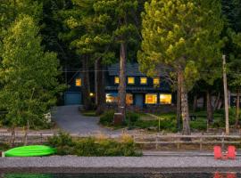 West Shore Lake House by AvantStay，位于霍姆伍德的酒店
