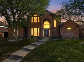 Luxury Backyard Pool & Patio Oasis (4-BD/25-BA)