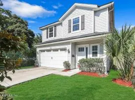 Jax Beach 4BR Kid Friendly House - Sleeps 8 - Hot Tub, Arcade, Fenced Yard, Mayo Clinic