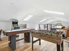 Van Nuys Home Sauna Game Room Sleeps 8 Colby & Conrad
