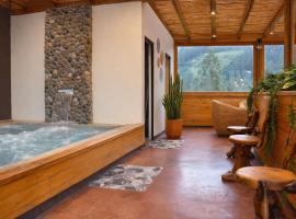 Vacaciones en Cuenca, quédate en Picota Cucho una encantadora quinta VIP con jacuzzi, turco, zona BBQ a 10km del centro de la ciudad - 20 huéspedes - 3 habitaciones，位于昆卡的酒店