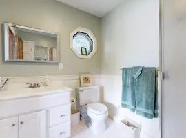 Charming Lakefront House with Outdoor Firepit, Washer/Dryer and Wifi