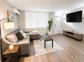 Cozy 2BR Home in Lake Worth, Near Beach, Downtown, Outdoor Grill，位于Atlantis的酒店
