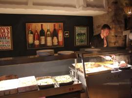 黑莓酒吧餐厅加客房酒店，位于Bampton的酒店