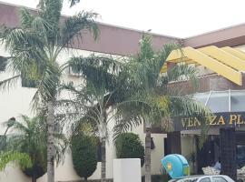 Veneza Plaza Hotel，位于古鲁皮的酒店