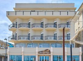 Hotel Dei Cesari - Fronte Mare - Breakfast XXL fino alle 12，位于贝拉里亚-伊贾马里纳的酒店