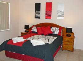 Geraldton Luxury Vacation Home with free Streaming，位于杰拉尔顿巴达维亚海岸码头附近的酒店