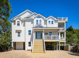 Oceanside retreat with pool & spa June Weeks Open，位于Sanderling的酒店