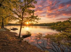 Lakefront, Hot Tub, Hiking, Pool, Pickleball, Pets，位于布什基尔的酒店