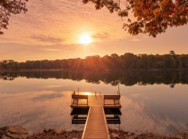 Private Lakefront with Pool, Hot Tub, Firepit, Pets，位于布什基尔的酒店