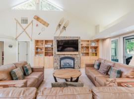 Beautiful Home withPrivate Hot Tub Deck Gas Fireplace and SHARC Passes，位于森赖弗的酒店