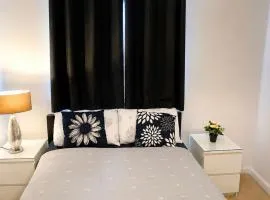 Cozy en-suite Room in a 2bedrm Aprt w FastWiFi, Free Parking