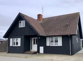 Charming Cottage In Town Near The Beach