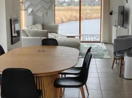 Lakefront Luxury Holiday Retreat With Cozy Loft