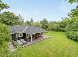 Cozy Cottage Just 300 M From Høve Beach