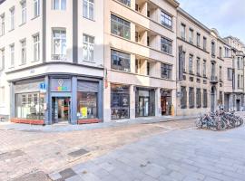 Family Retreat with Balcony in Meir，位于安特卫普的酒店