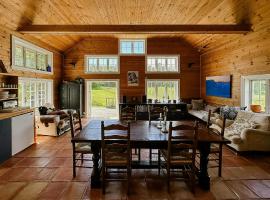 Historic Barn And Captain's House On Tromøya，位于费尔维克的酒店
