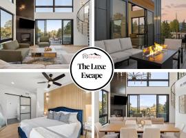 Modern Escape with Hot Tub and Scenic Views，位于Bailey的酒店