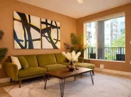 Sunny Getaway 10 Min to Disneyland with Pool & GYM