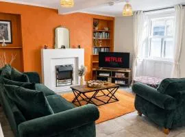 Bourne Cottage, Stylish 3 Bed Retreat for Families & Groups, Sleeps 7