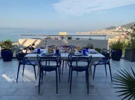 Suite avec 2 chambres d'hôtes pour 1 à 4 personnes avec vue mer, terrasse, parking privé, proche port et aéroport, petit déjeuner inclus