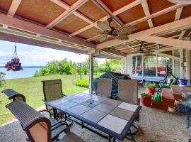 Gloucester Retreat w/ Backyard Oasis & Pier!，位于Gloucester的酒店