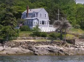 Dog-friendly, bayfront home - gorgeous ocean views, private balcony & fireplace
